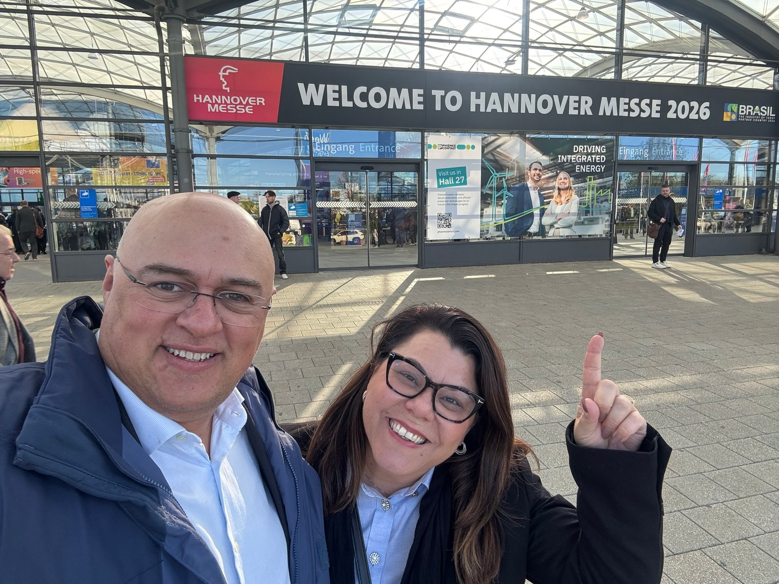 Equipe Mippei Tecnologia Industrial na entrada da Hannover Messe 2026 em Hannover Alemanha