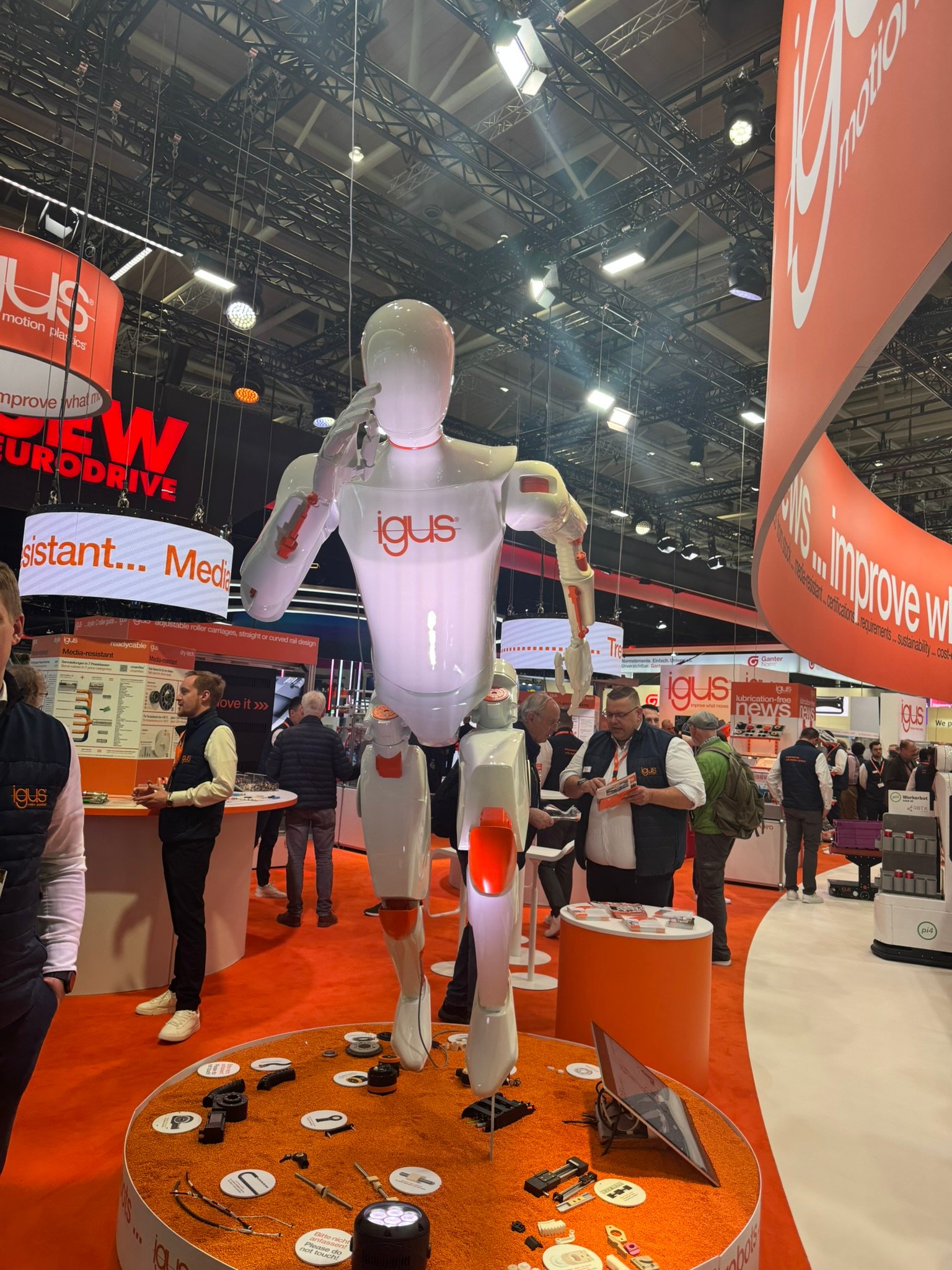 Robô humanoide igus exibido na Hannover Messe 2026 - inovação em automação e componentes industriais